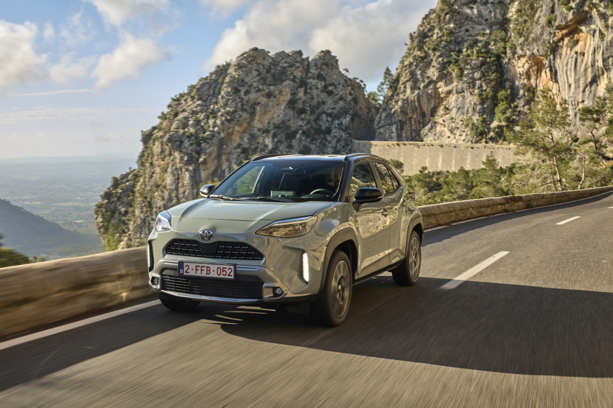 2024-_yaris_cross_urban_khaki_dpl_dynamic-30