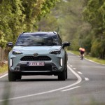 2024-_yaris_cross_urban_khaki_dpl_dynamic-32