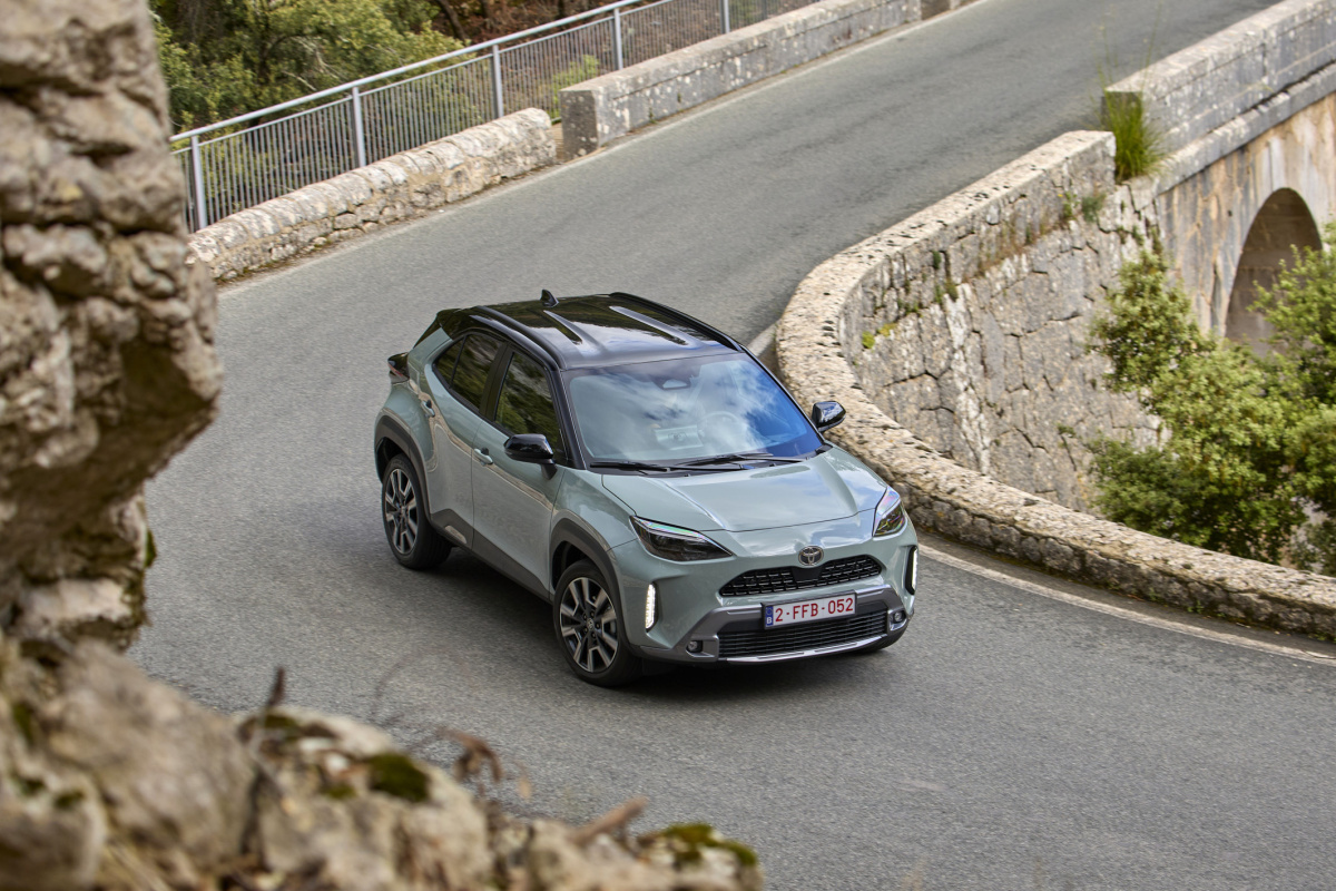 2024-_yaris_cross_urban_khaki_dpl_dynamic-39