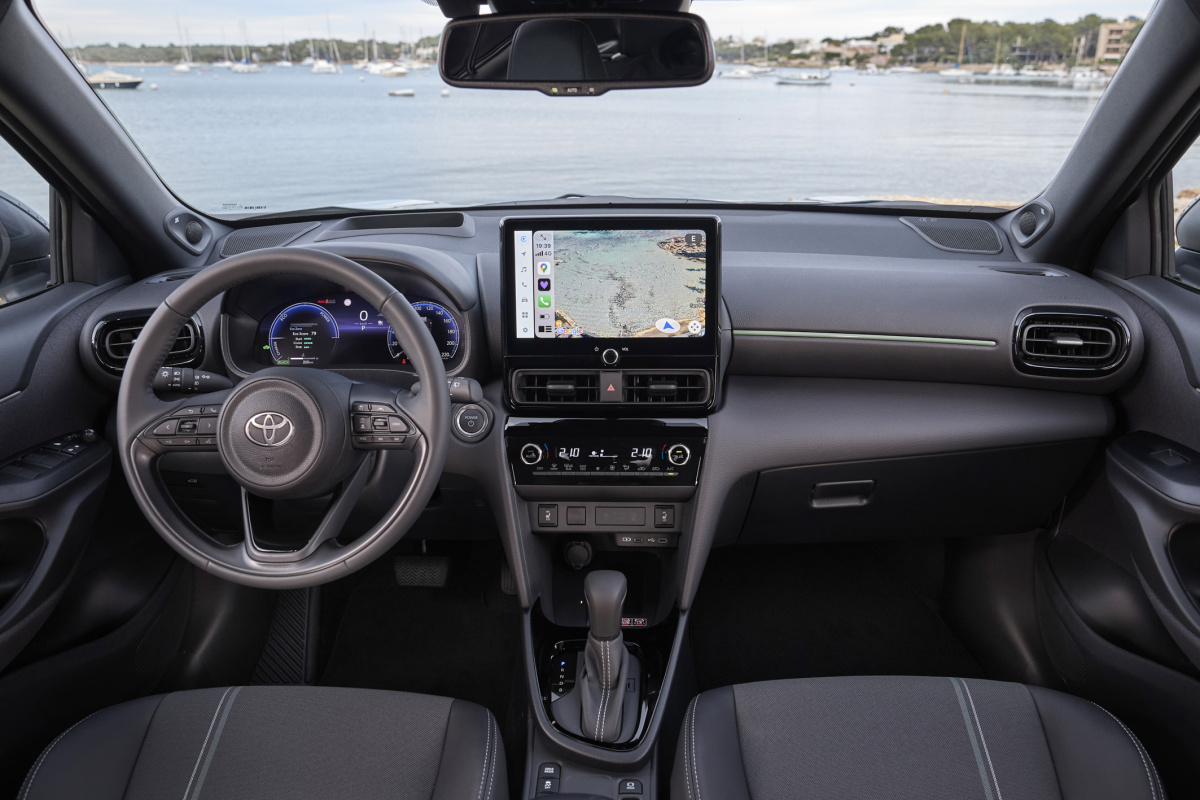 2024-_yaris_cross_urban_khaki_dpl_interior-01