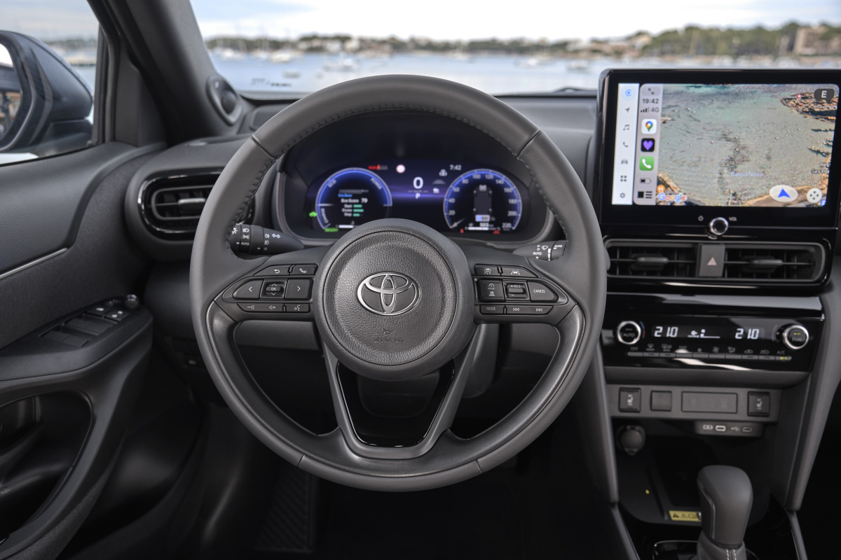 2024-_yaris_cross_urban_khaki_dpl_interior-09