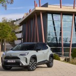 2024-_yaris_cross_urban_khaki_dpl_static-01