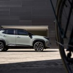 2024-_yaris_cross_urban_khaki_dpl_static-02