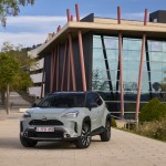 2024-_yaris_cross_urban_khaki_dpl_static-05