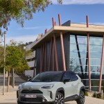 2024-_yaris_cross_urban_khaki_dpl_static-08
