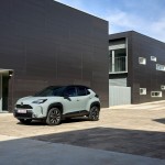 2024-_yaris_cross_urban_khaki_dpl_static-12