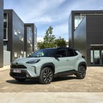 2024-_yaris_cross_urban_khaki_dpl_static-17