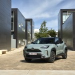 2024-_yaris_cross_urban_khaki_dpl_static-18