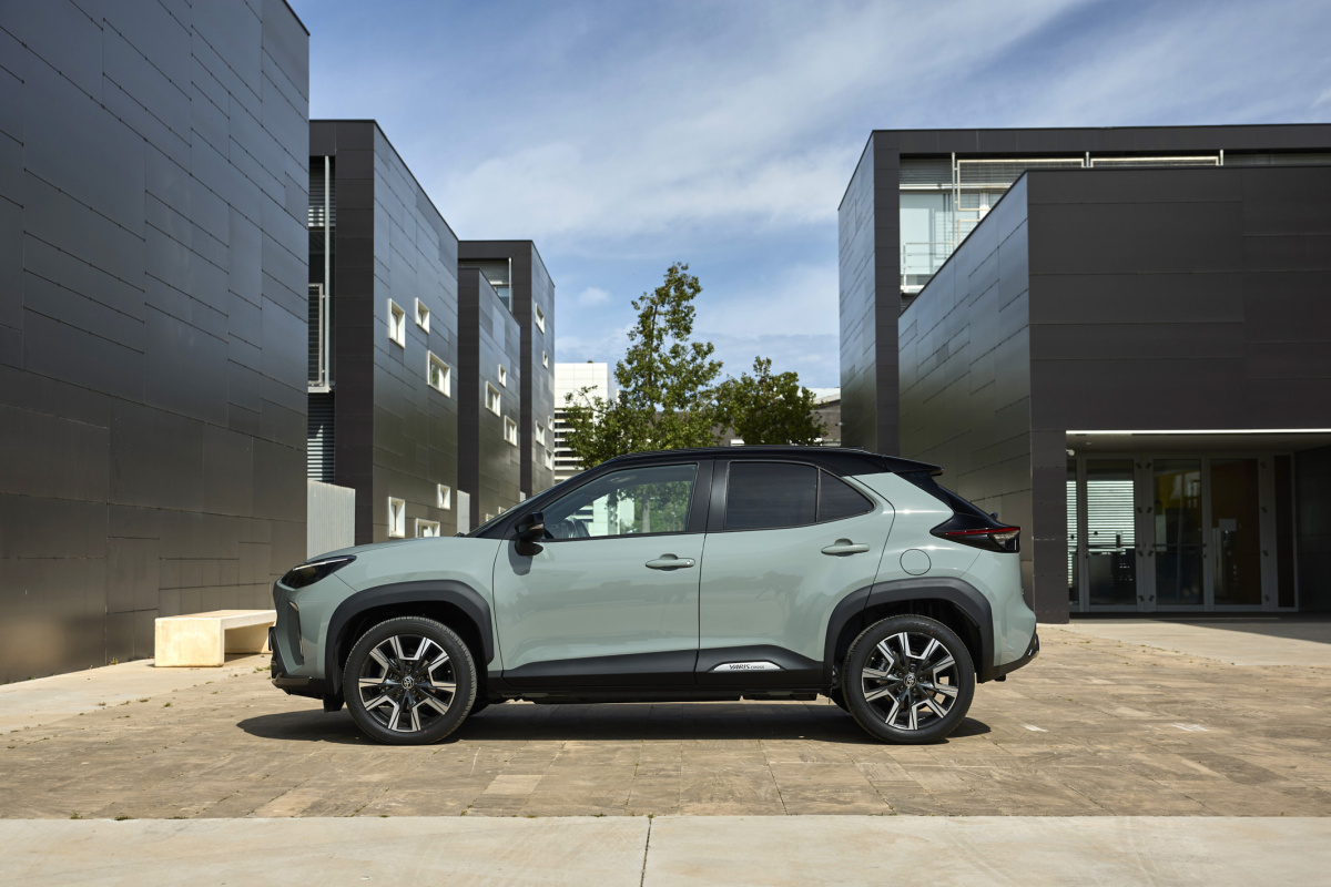2024-_yaris_cross_urban_khaki_dpl_static-19