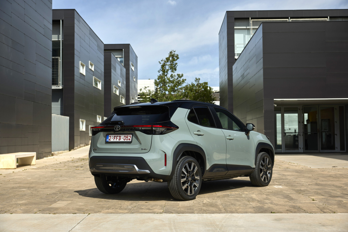 2024-_yaris_cross_urban_khaki_dpl_static-21