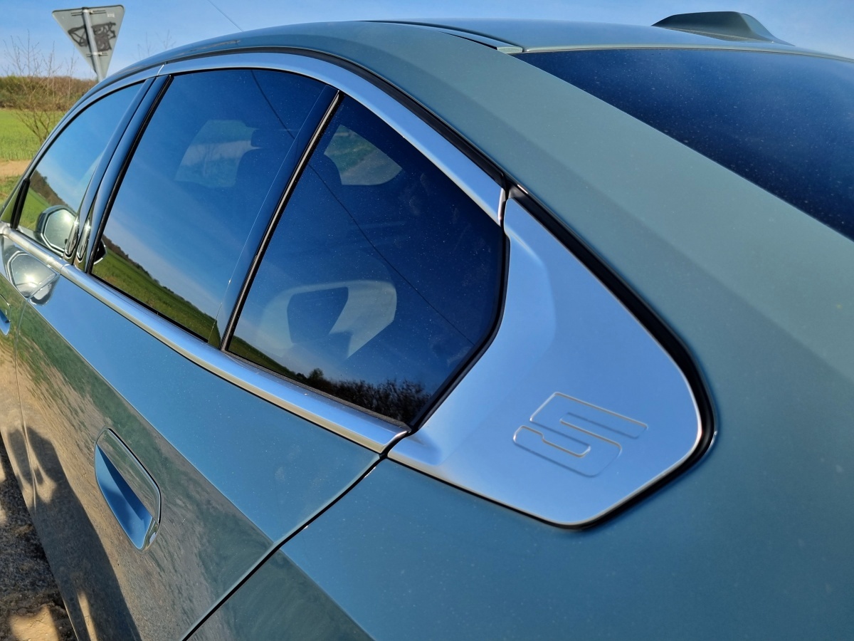 bmw-5-2024-27