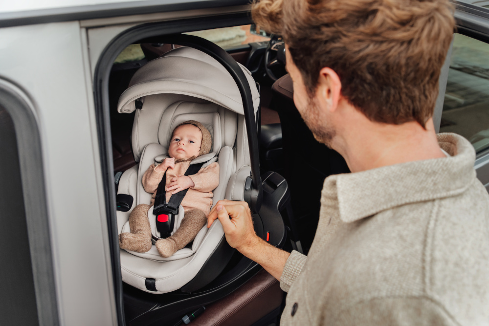 lifestyle_cs_lux_collection_baby-safe_pro_soft_taupe_dad_2_2024_300dpi