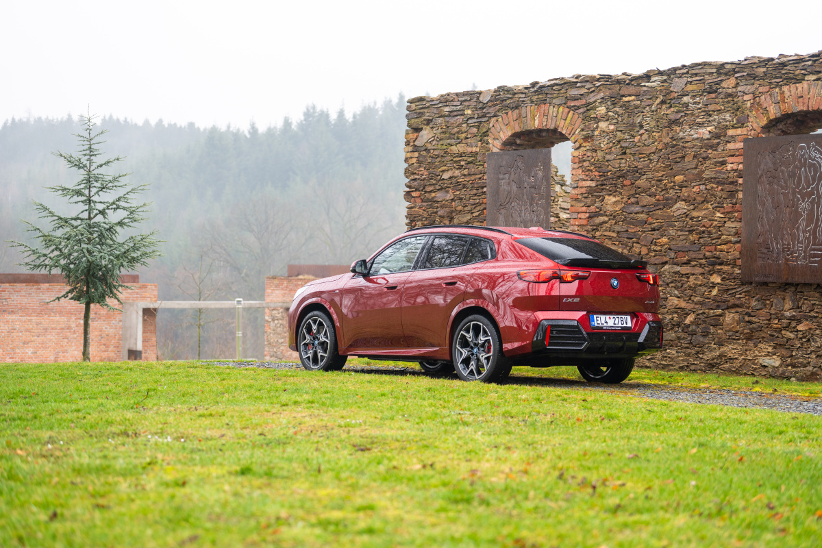 p90542946_highres_bmw-ix2-03-2024
