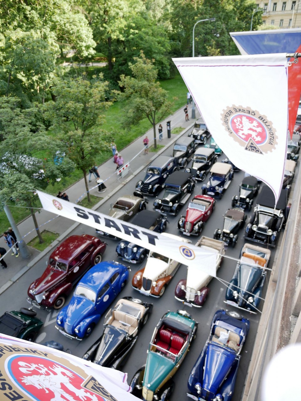 start-pred-budovou-autoklubu-cr