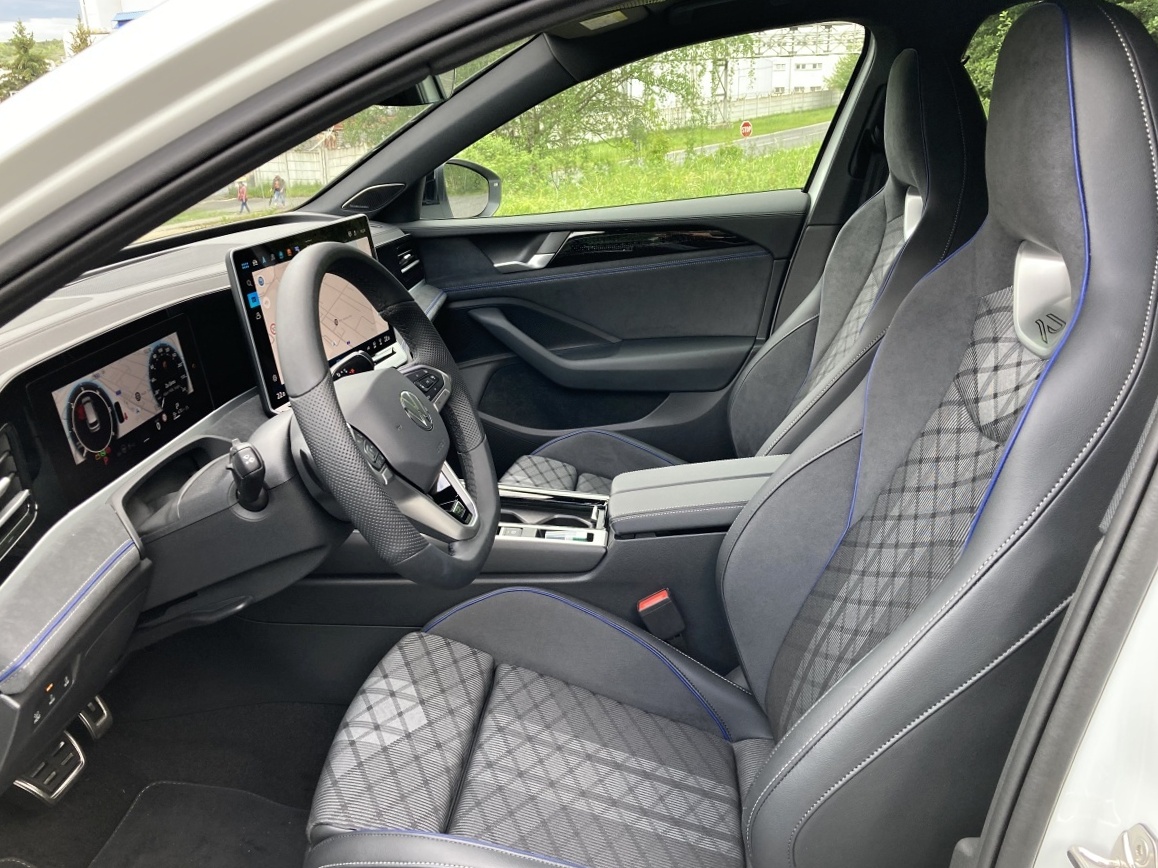 volkswagen-passat-2024-27