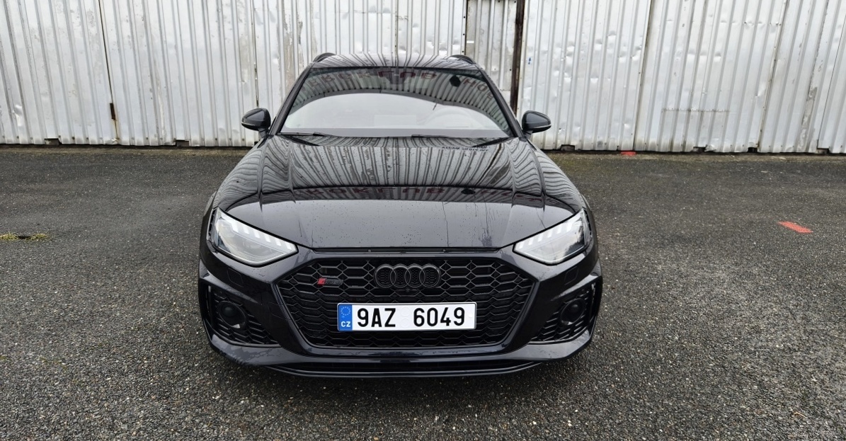 audi-rs-4-avant-2024-10
