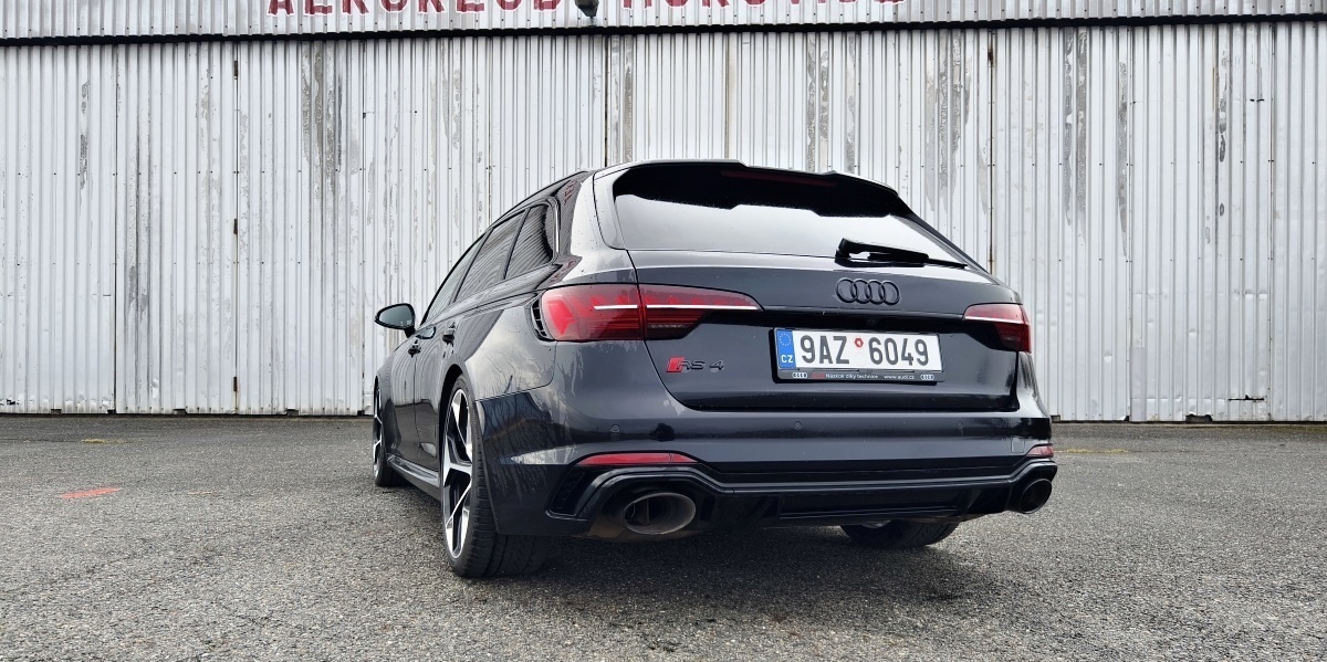 audi-rs-4-avant-2024-16