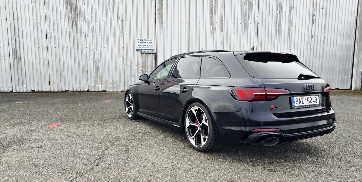 audi-rs-4-avant-2024-17