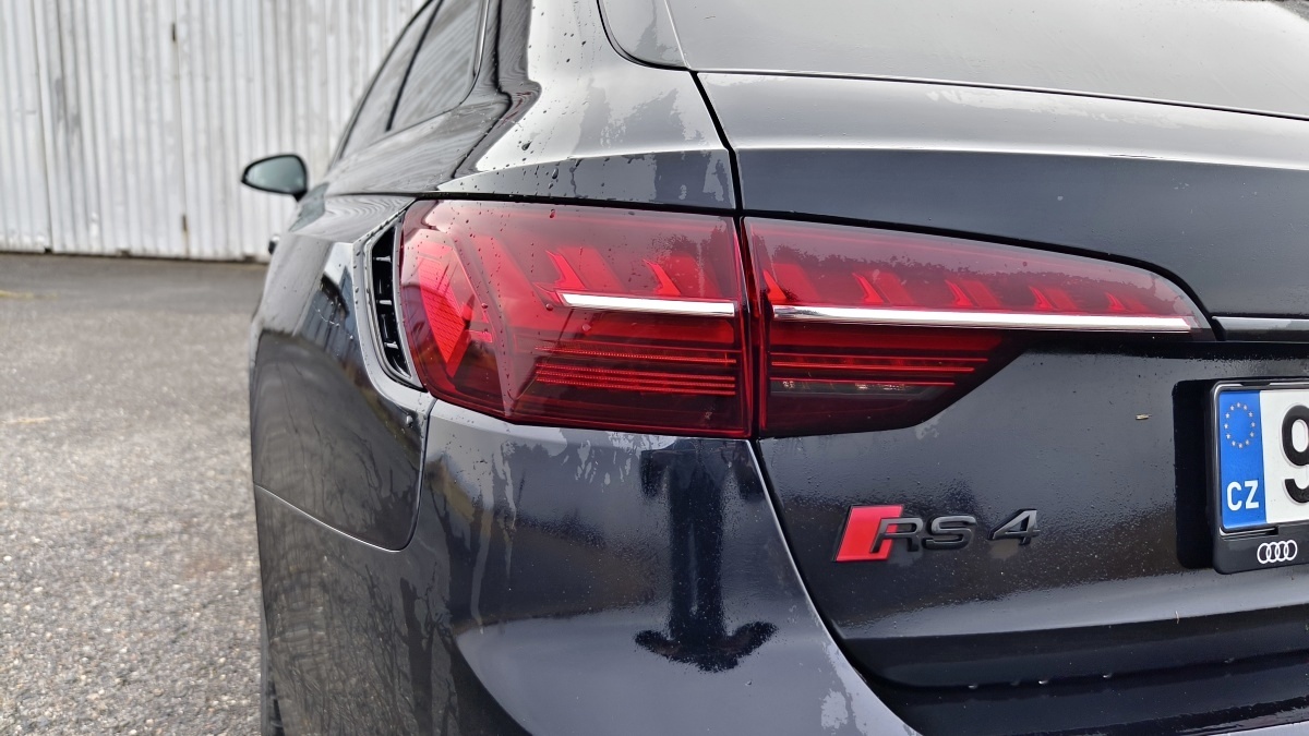 audi-rs-4-avant-2024-18