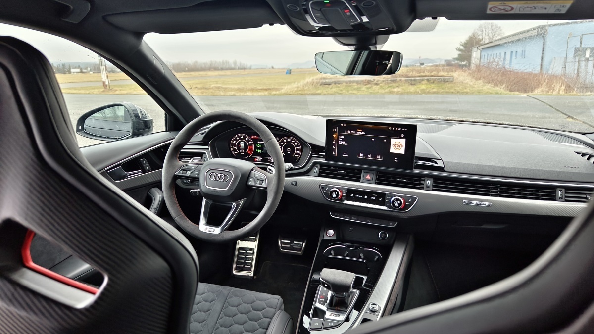 audi-rs-4-avant-2024-32
