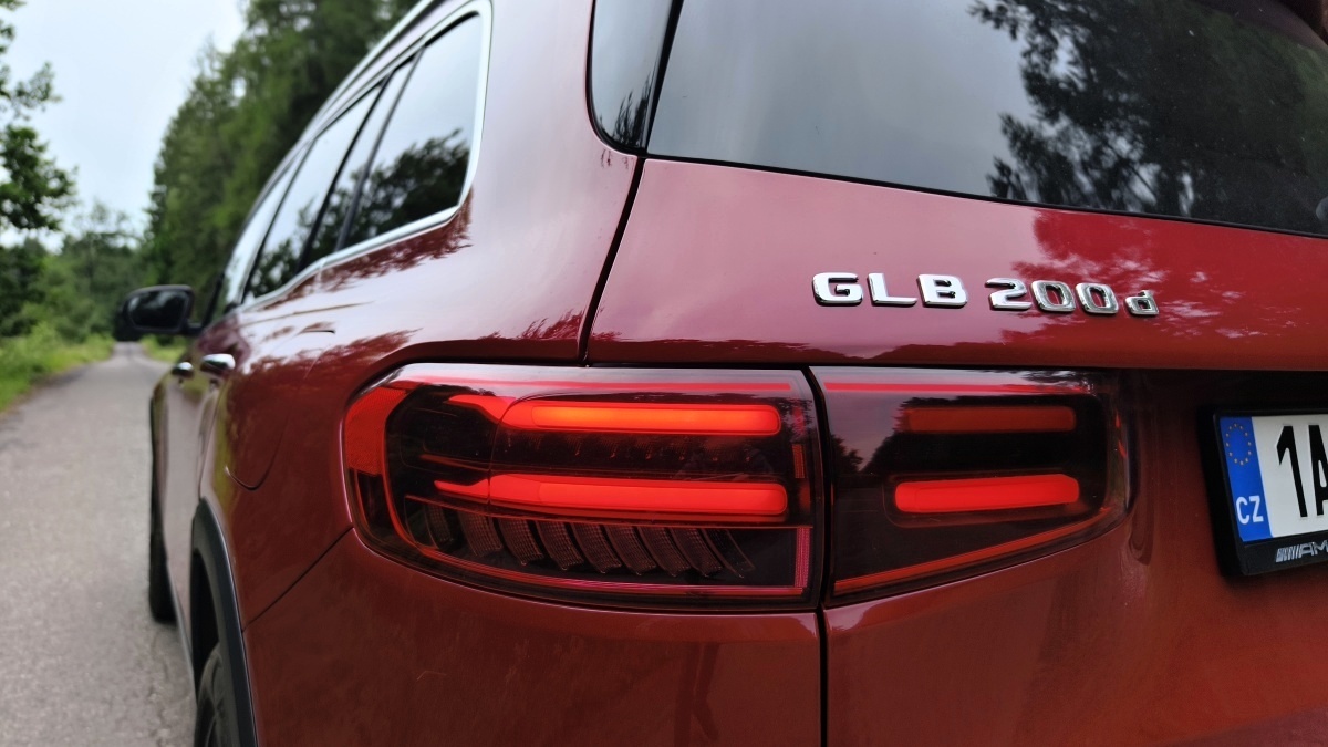mercedes-benz-glb-2024-28