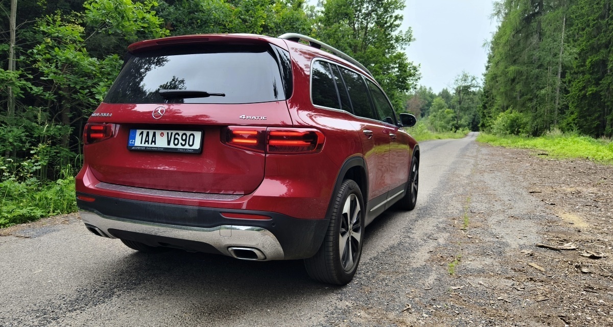 mercedes-benz-glb-2024-30
