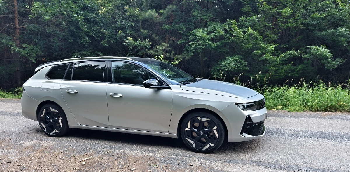 opel-astra-sports-tourer-gse-2024-10