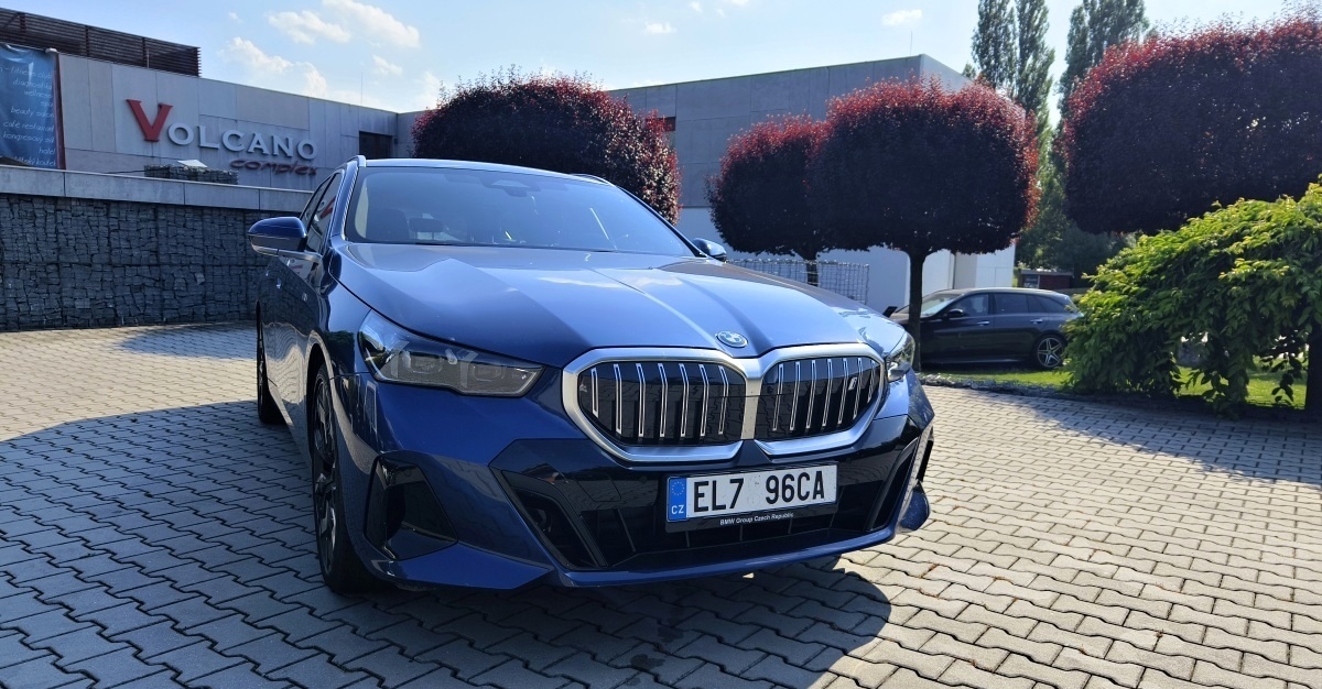 bmw-i5-touring-2