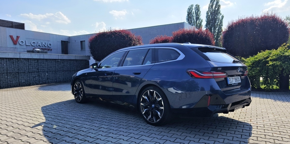 bmw-i5-touring-28