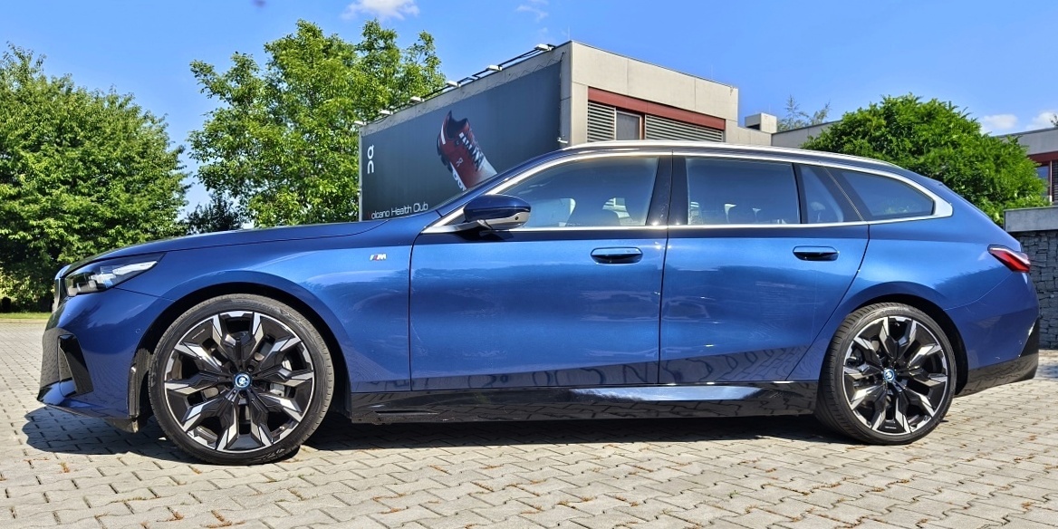 bmw-i5-touring-40