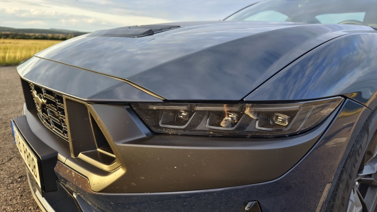 ford-mustang-dark-horse-10