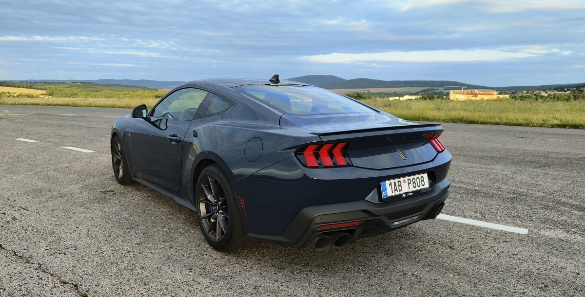 ford-mustang-dark-horse-15