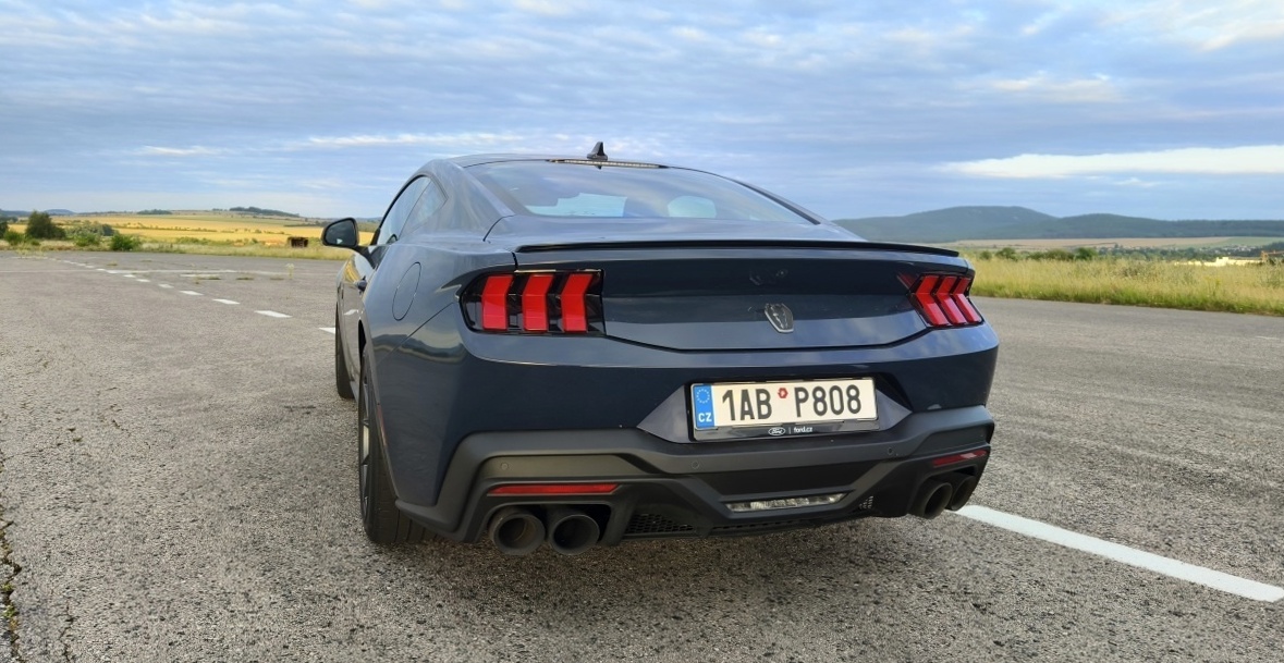 ford-mustang-dark-horse-17