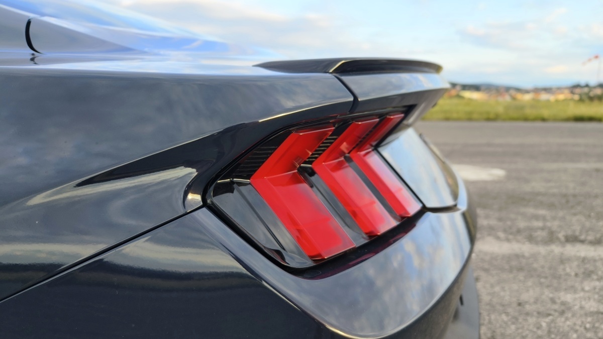 ford-mustang-dark-horse-21
