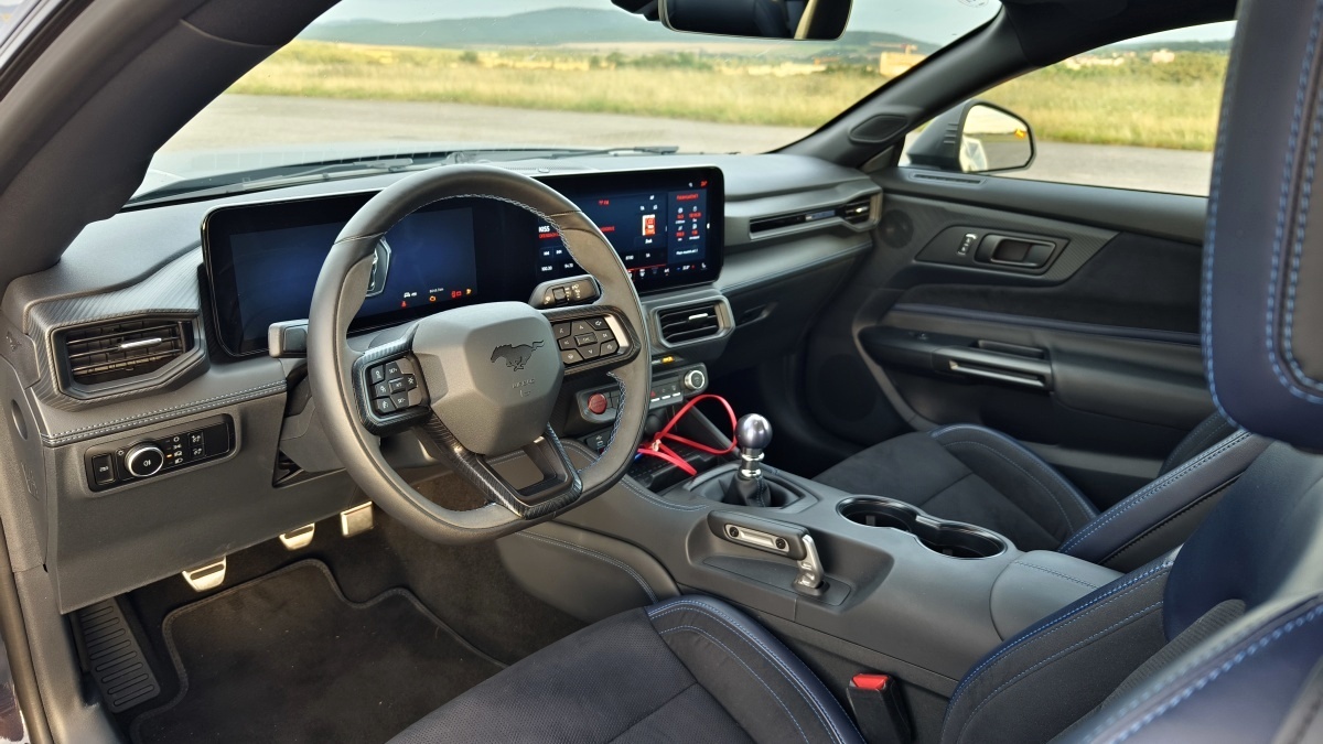 ford-mustang-dark-horse-25