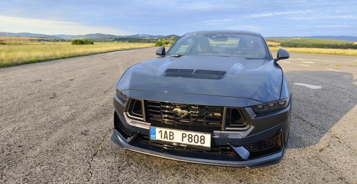ford-mustang-dark-horse-5