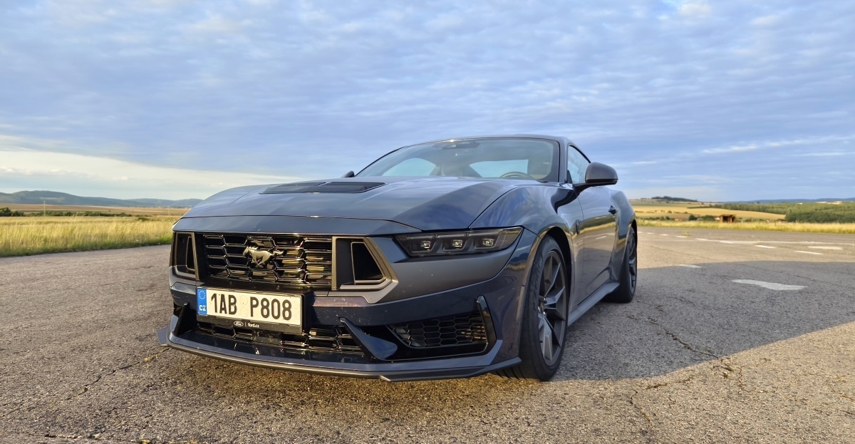 ford-mustang-dark-horse-7