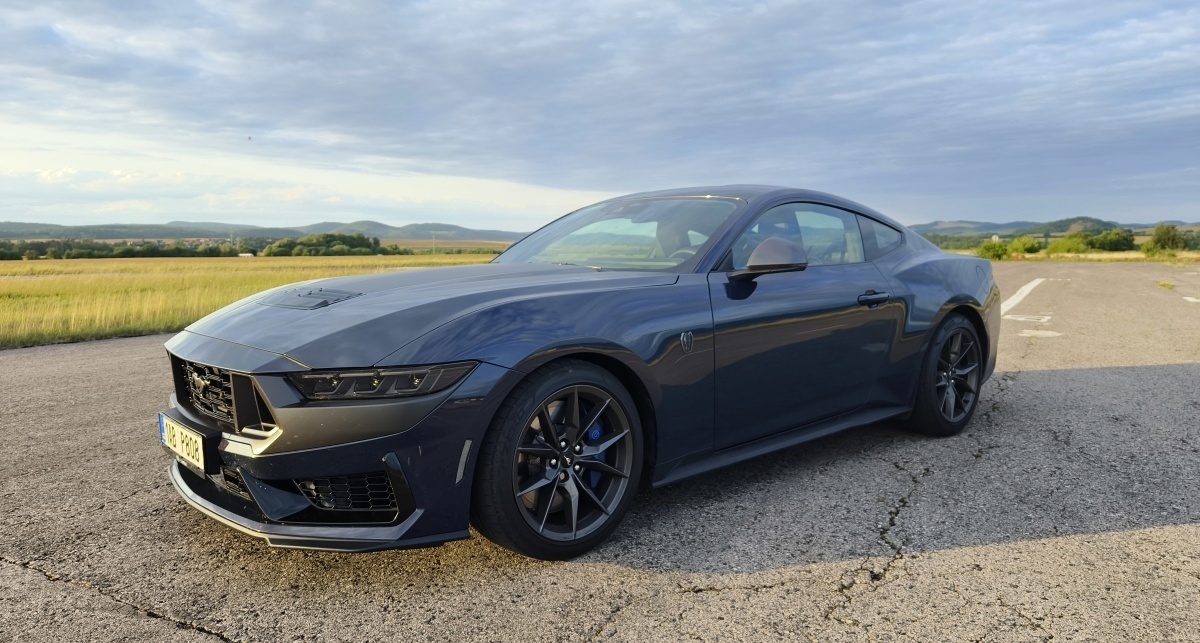 ford-mustang-dark-horse-9
