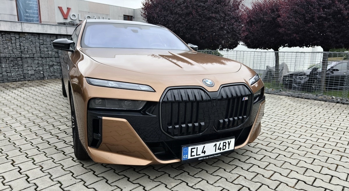 bmw-i7-m70-2024-10