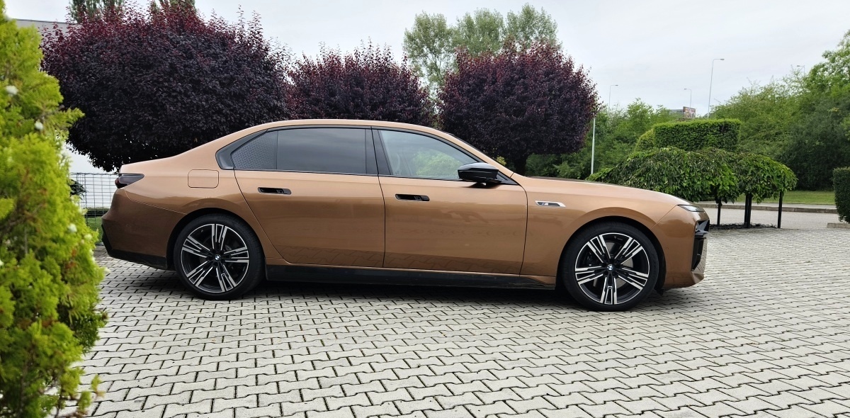 bmw-i7-m70-2024-15