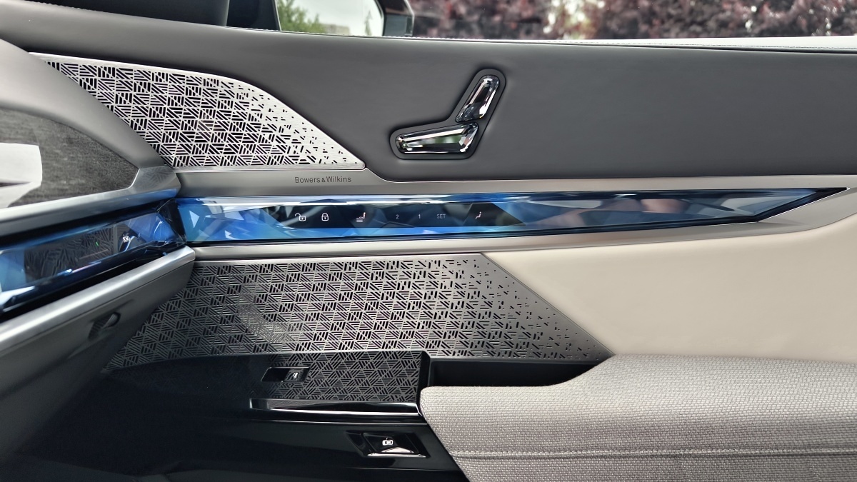 bmw-i7-m70-2024-19
