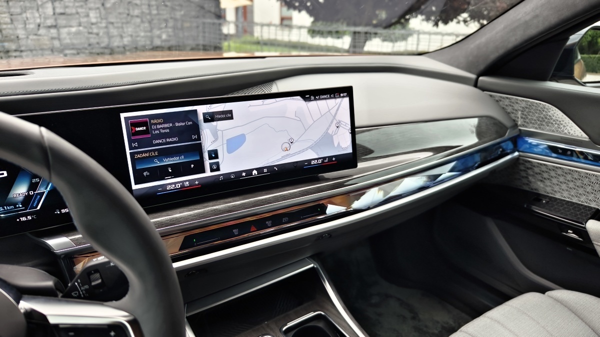 bmw-i7-m70-2024-29