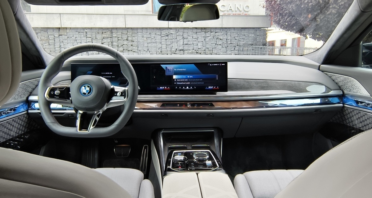 bmw-i7-m70-2024-37
