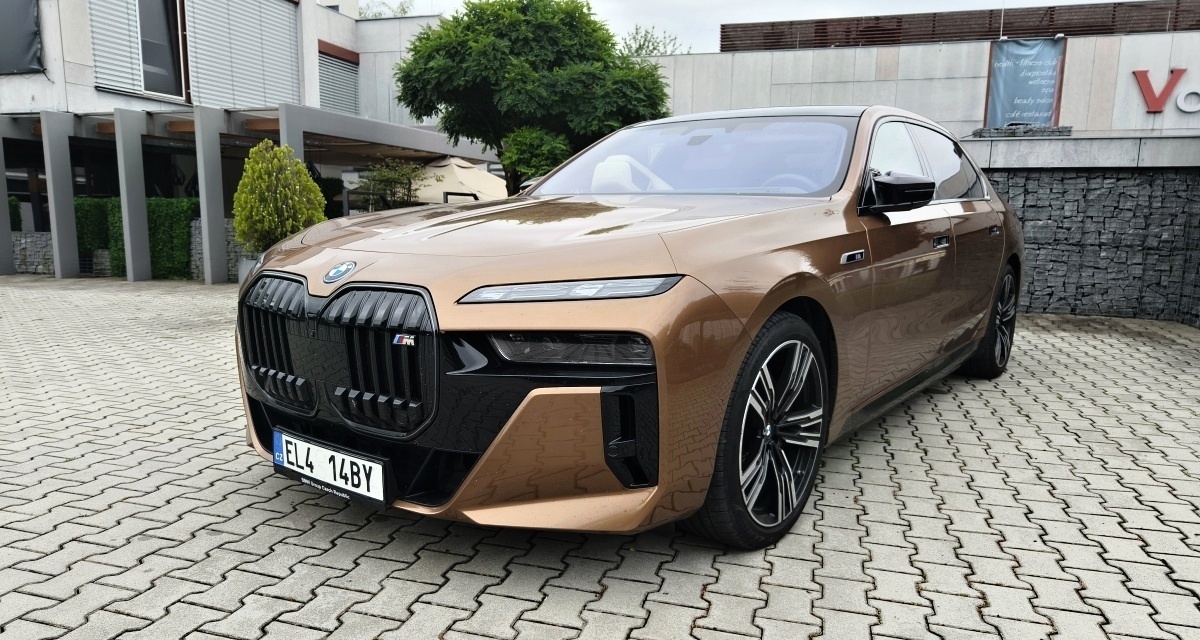 bmw-i7-m70-2024-4