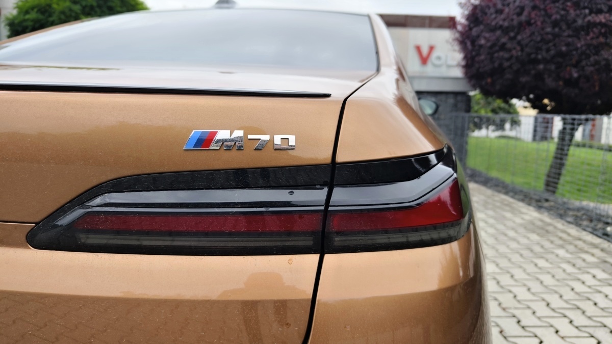 bmw-i7-m70-2024-41