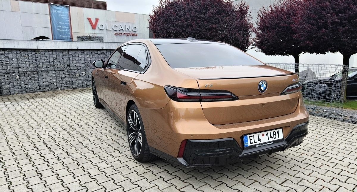 bmw-i7-m70-2024-42