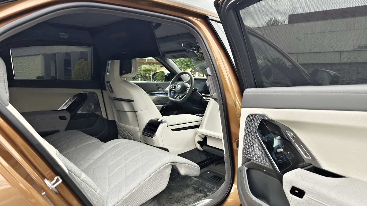 bmw-i7-m70-2024-53