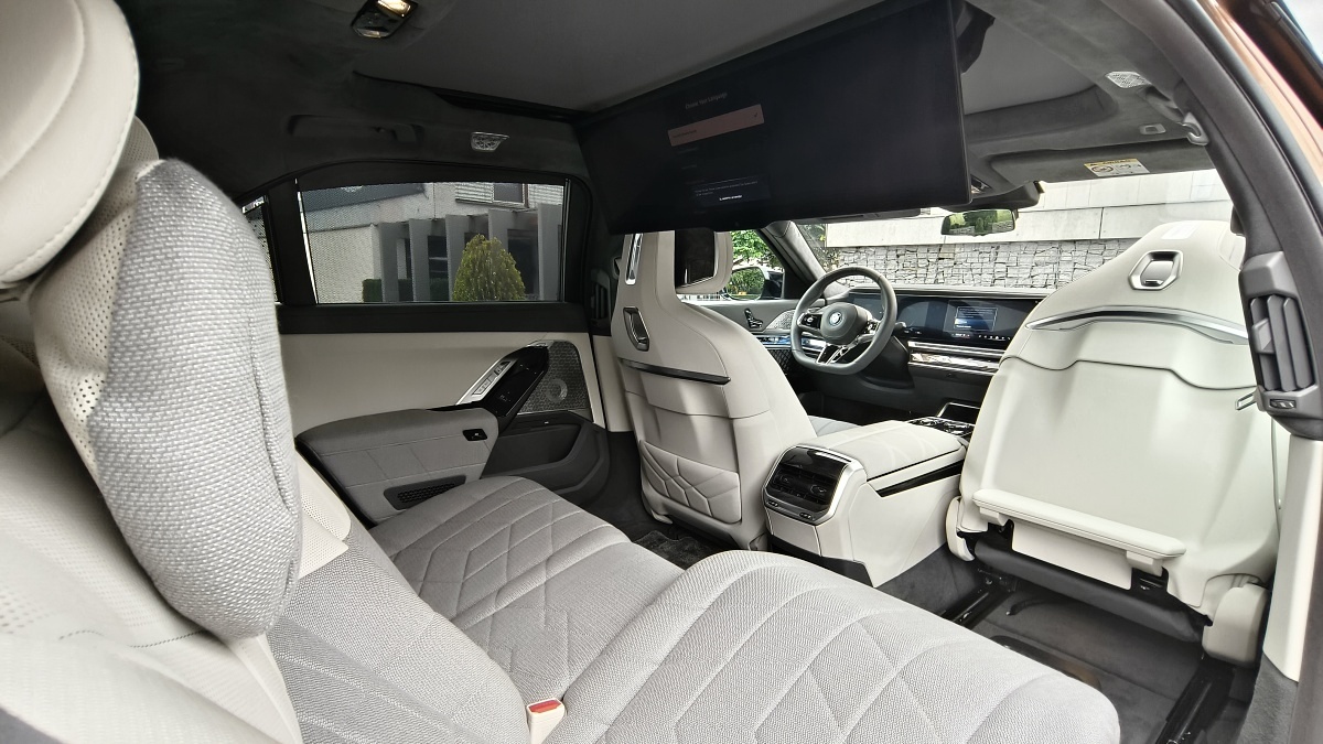 bmw-i7-m70-2024-56