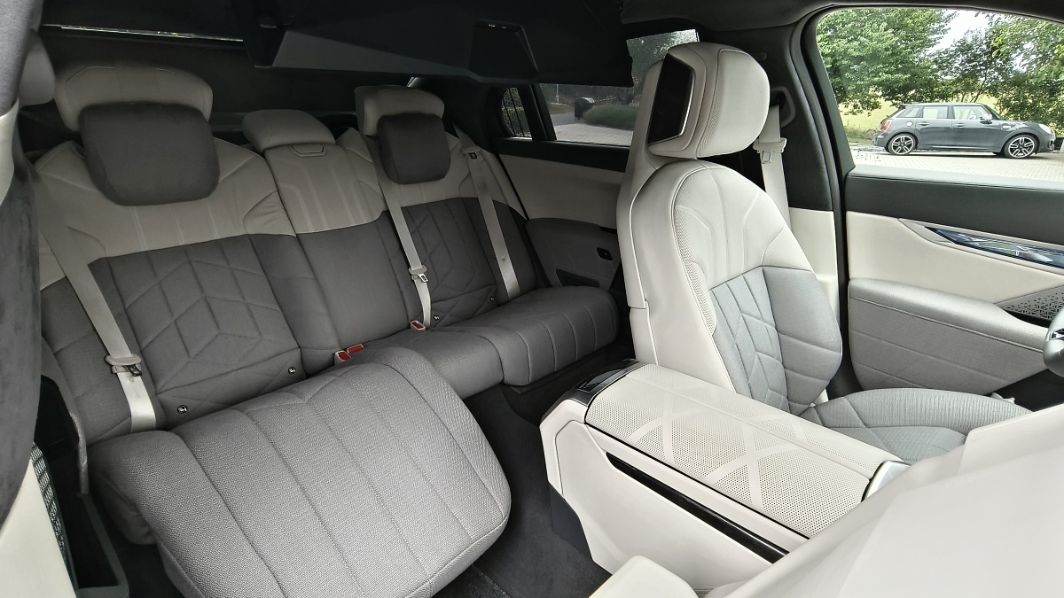 bmw-i7-m70-2024-58