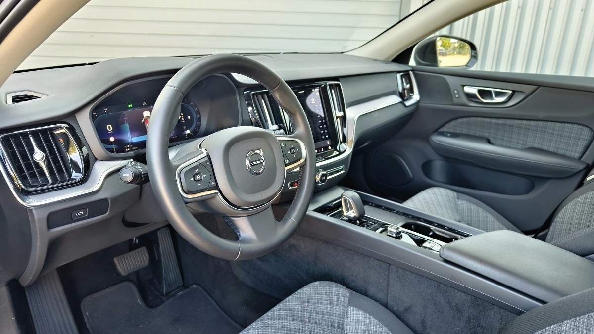 volvo-s60-2024-23